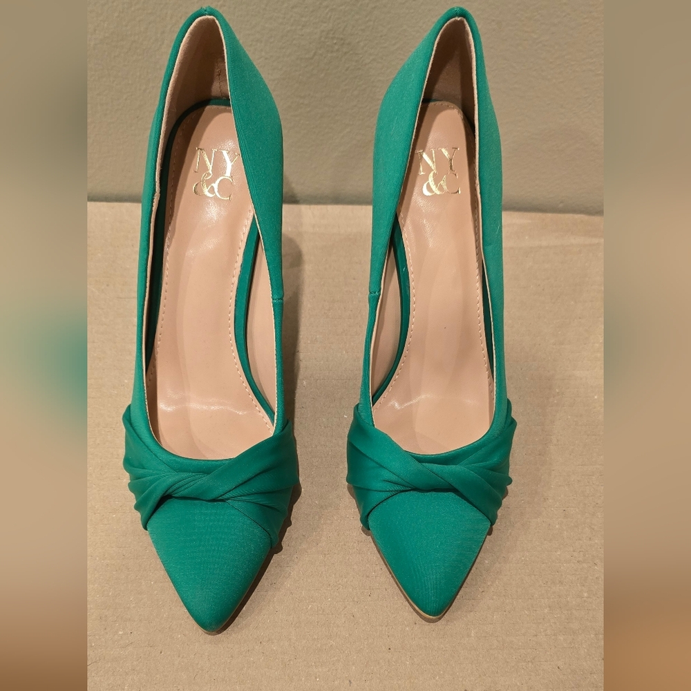 Heeled pumps, green, knot front detail, size 8
